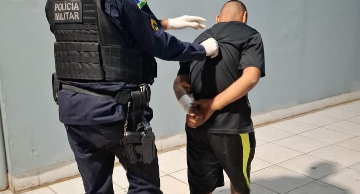 Jovem de 24 anos é detido pela PM depois de ameaçar a própria avó com faca na capital