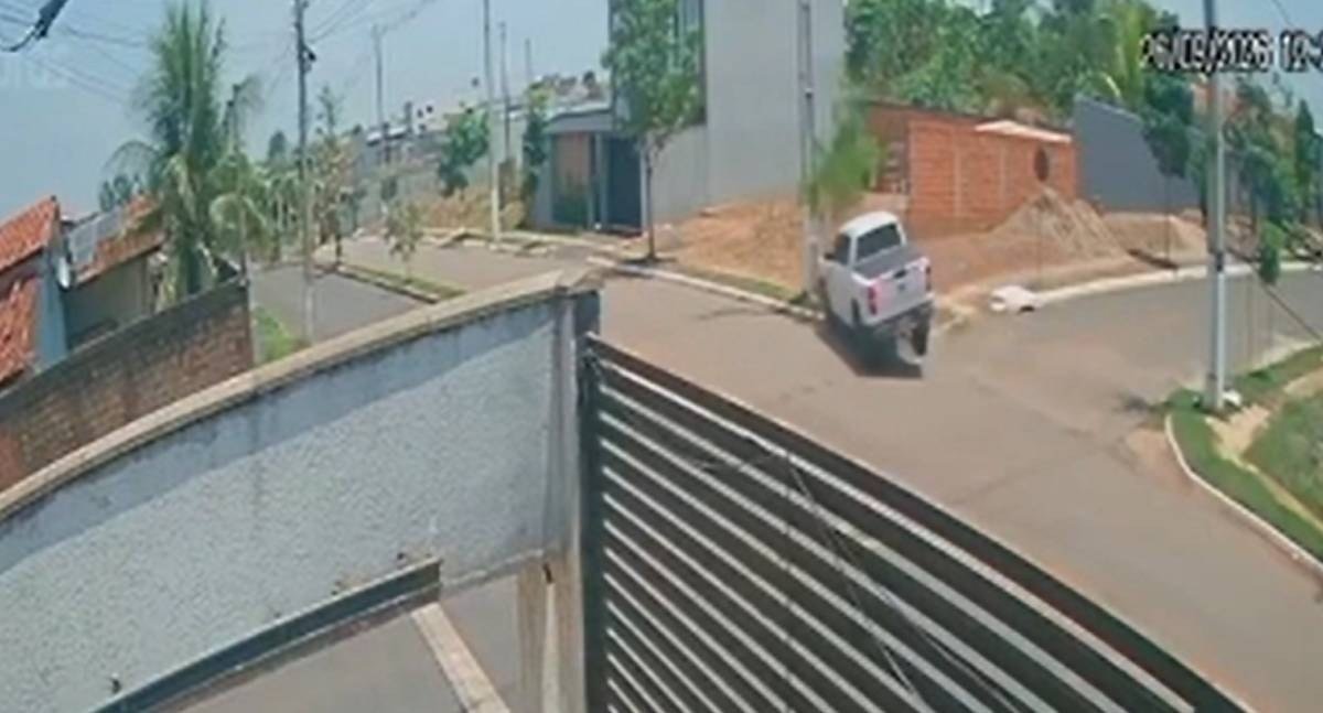 Motociclista morre depois de ser prensado contra poste em colisão com caminhonete em RO