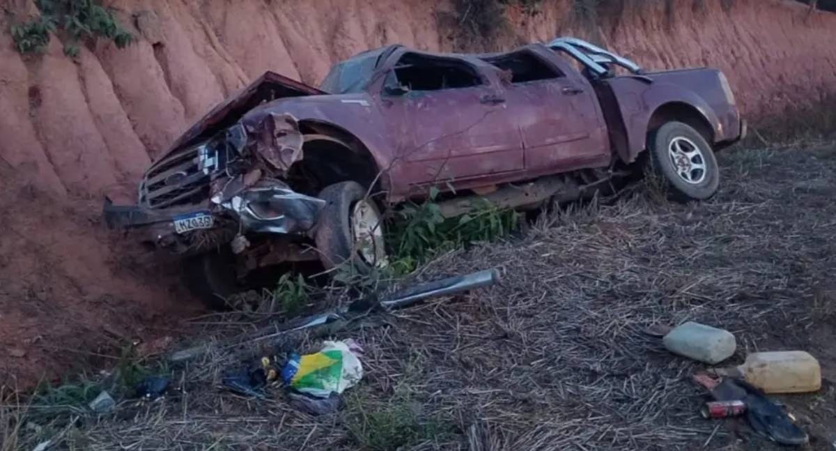 Caminhonete capota na zona rural e ocupantes abandonam veículo antes de socorro em Porto Velho