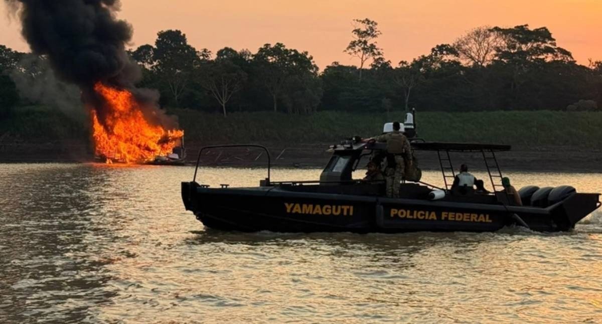 Operação da Polícia Federal e Ibama destrói 22 dragas usadas em garimpo ilegal no Rio Madeira
