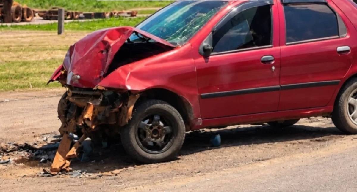 Motorista de 54 anos morre em grave acidente depois de colidir carro contra traseira de carreta na BR-364
