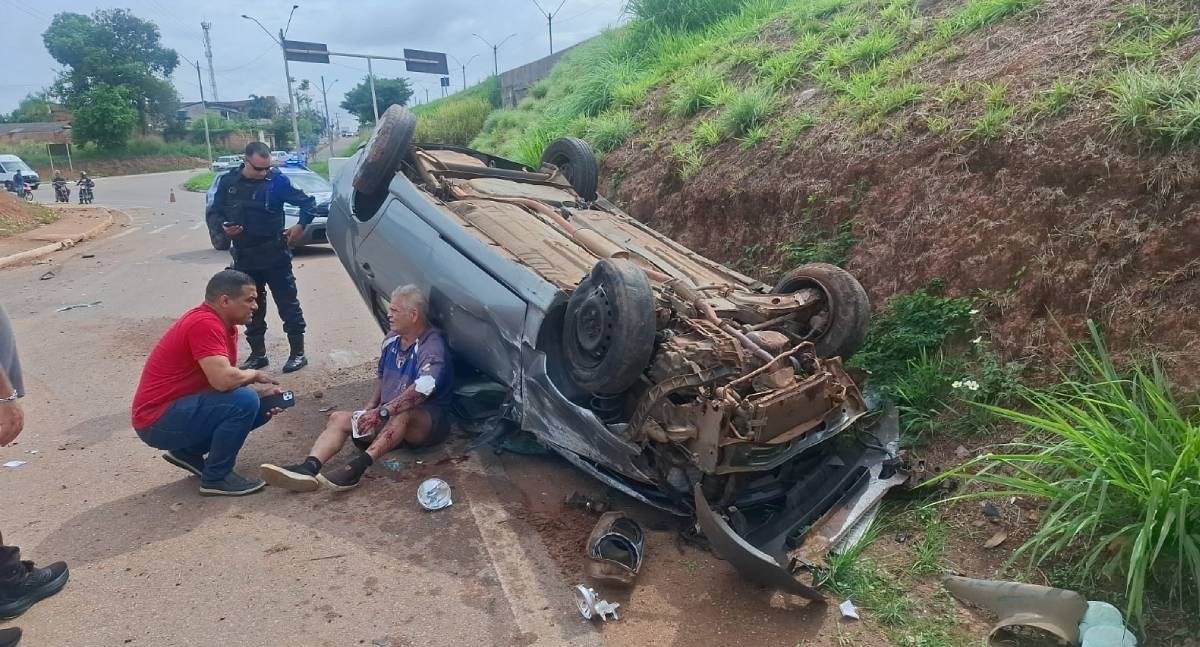 Carro capota na Rua da Beira depois de motorista perder o controle da direção