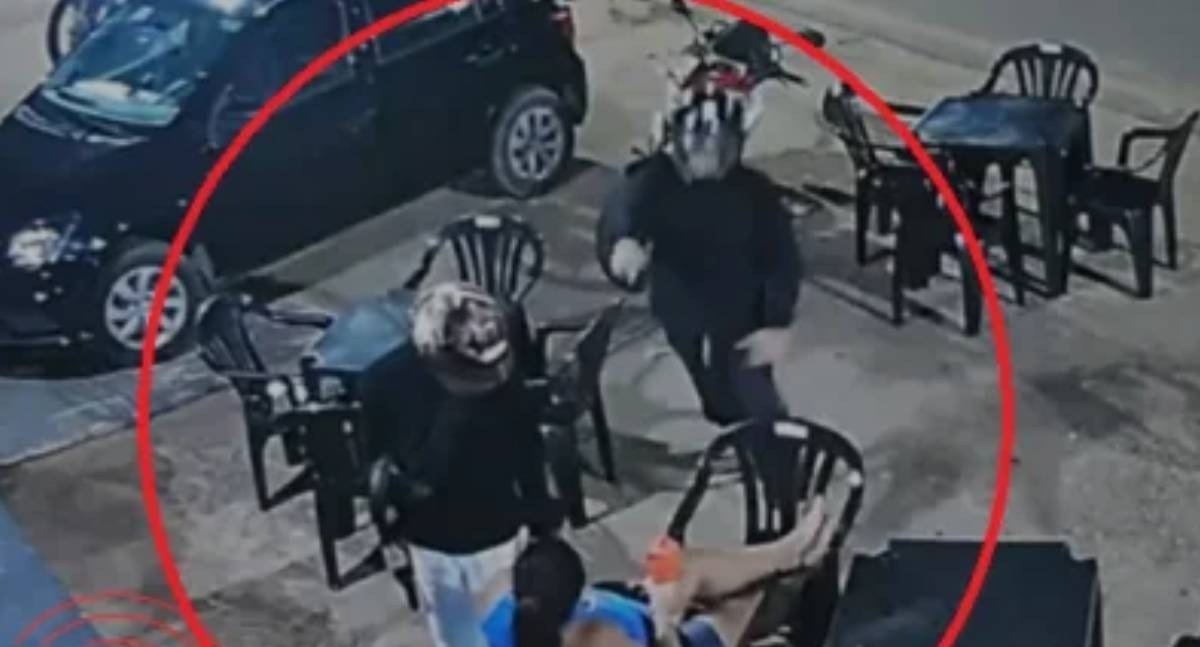 Dupla em motocicleta tenta assaltar mulher em conveniência de RO