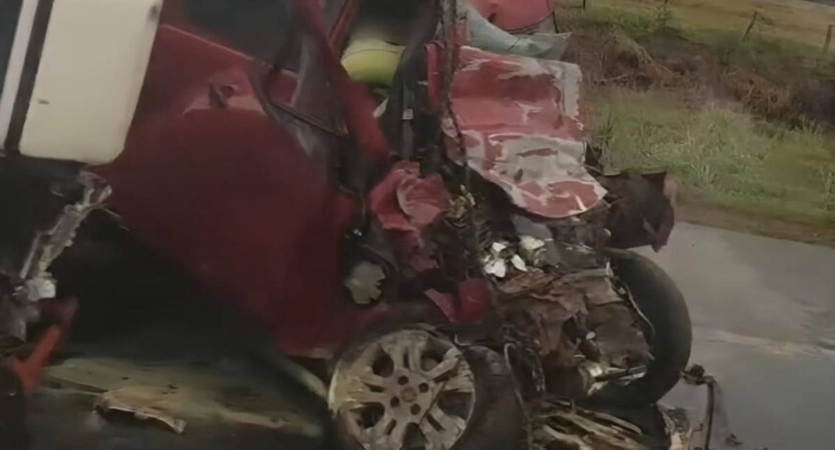 Colisão frontal entre picape e carreta deixa duas pessoas mortas na BR-364