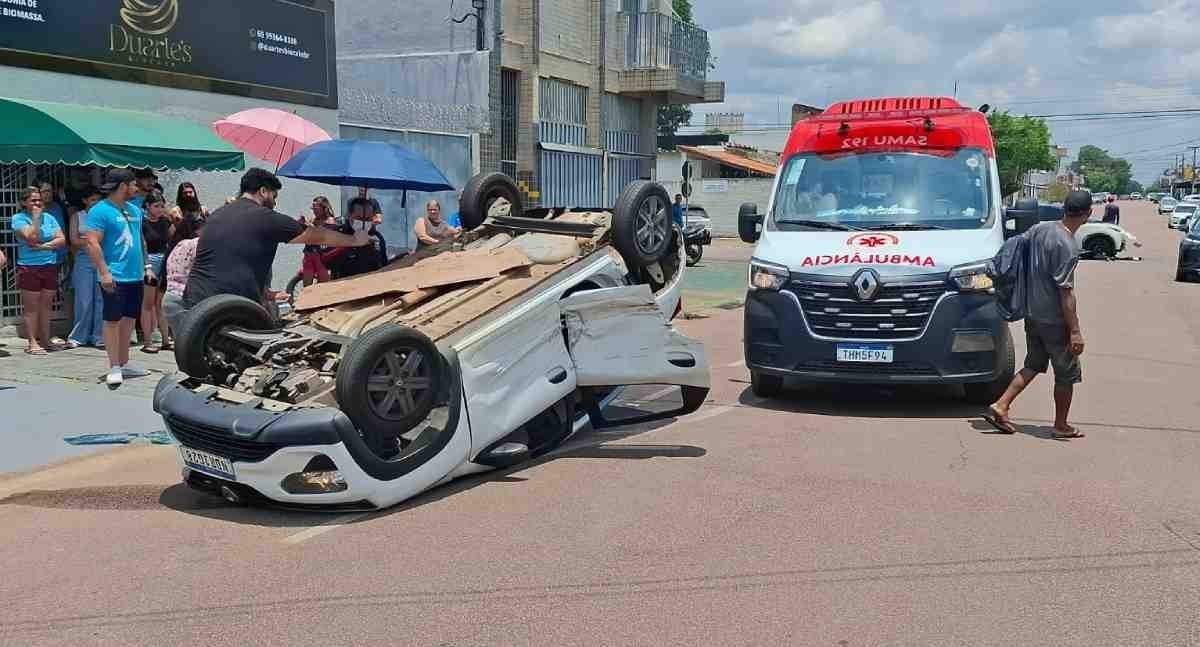 Casal fica ferido depois de Kwid capotar várias vezes em colisão com BYD