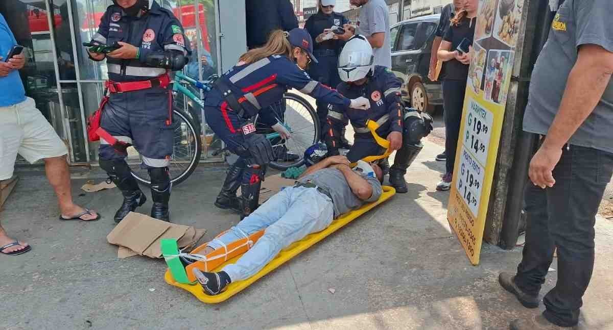 Motociclista fica ferido depois de colisão com veículo elétrico no Centro