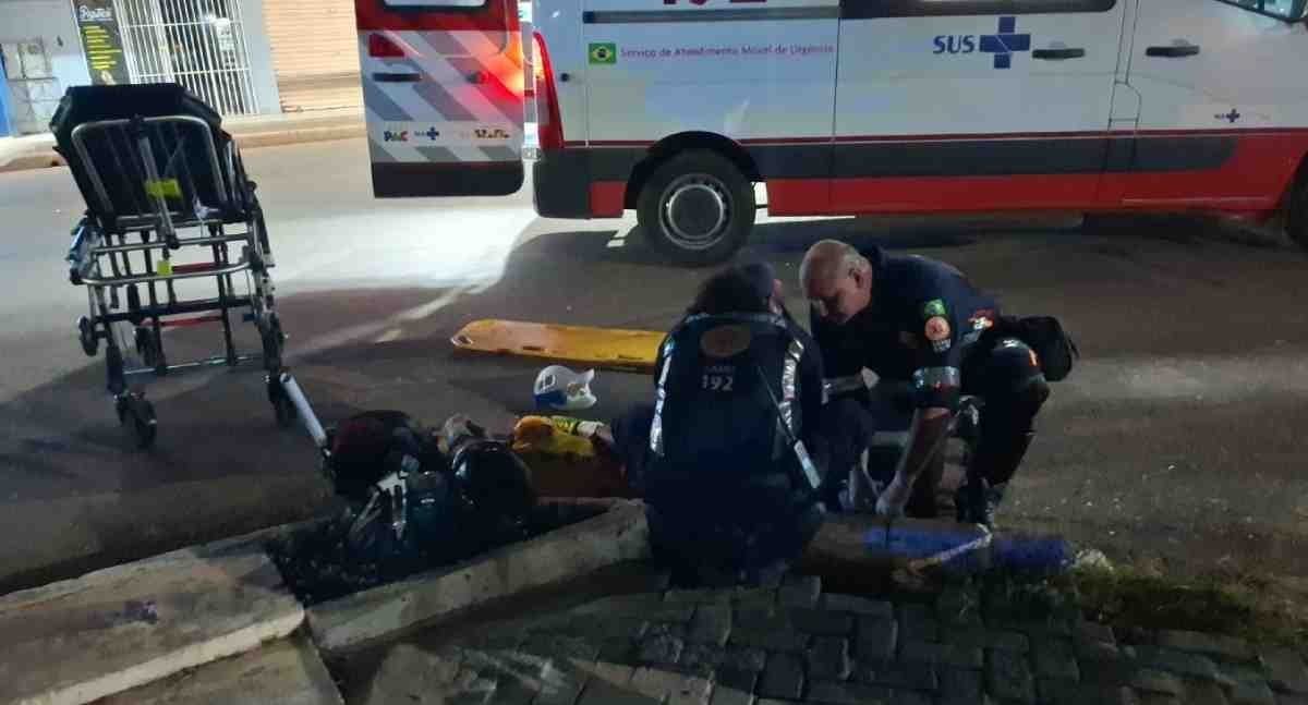 Motociclista sofre fratura na perna depois de colisão