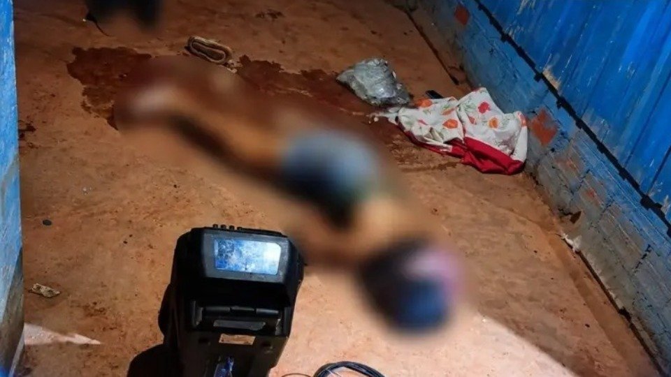 Jovem e adolescente são mortos a tiros em ataque dentro de residência
