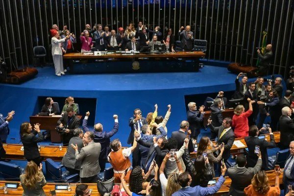 Senado aprova fim da escala 6×1 em votação histórica