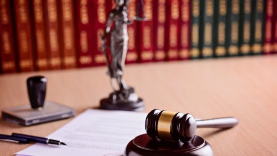 Professora é condenada a 16 anos por estupro de aluno