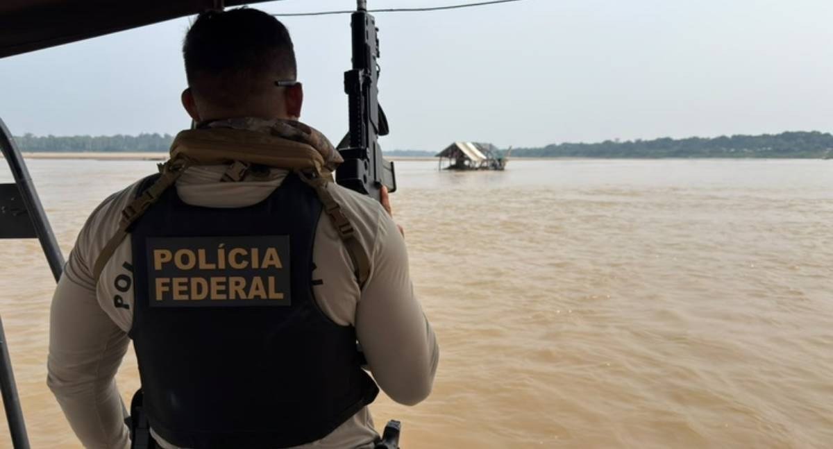 Polícia Federal e Ibama inutilizam 15 dragas de garimpo ilegal no decorrer de Operação Argos no Rio Madeira