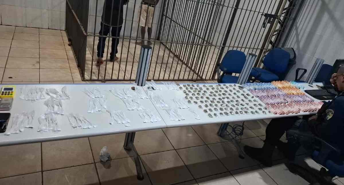 Polícia apreende 201 porções de drogas no bairro São Francisco