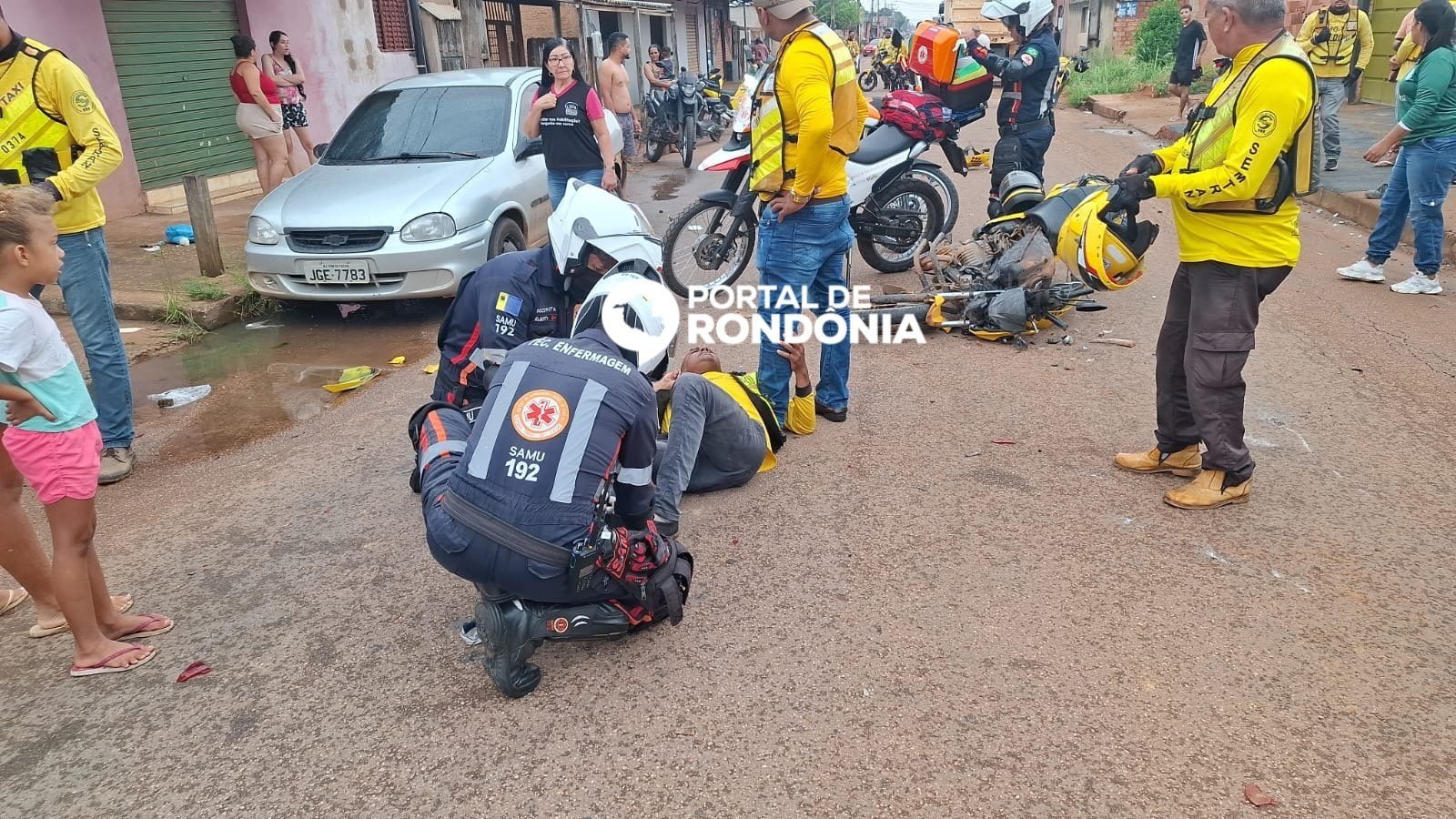 Mototaxista fica ferido após colisão com caçamba na zona Leste