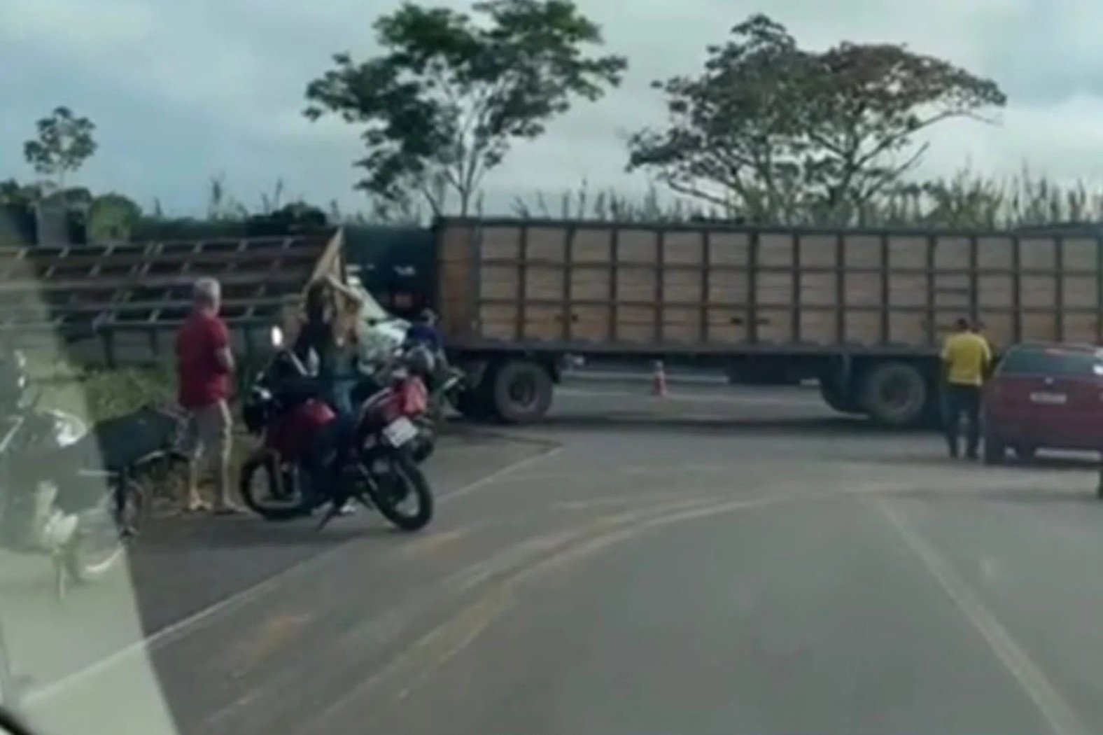 Entregador de leite morre esmagado após carreta tombar sobre motocicleta