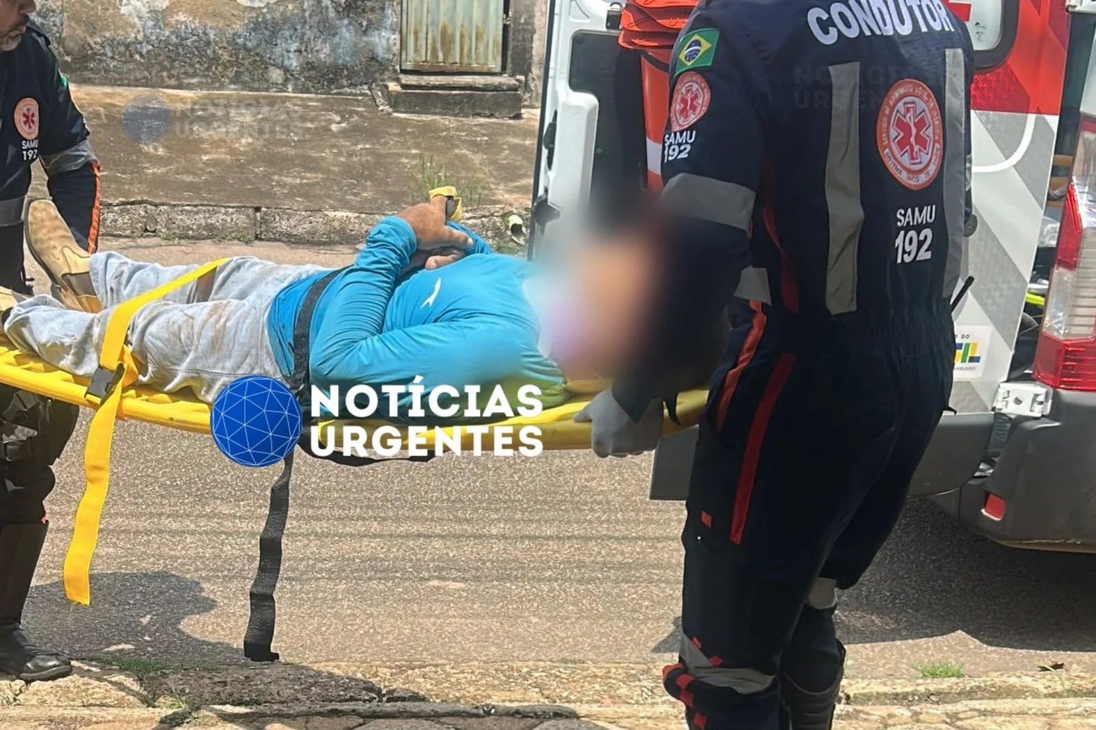 Idoso fica gravemente ferido após cair de telhado