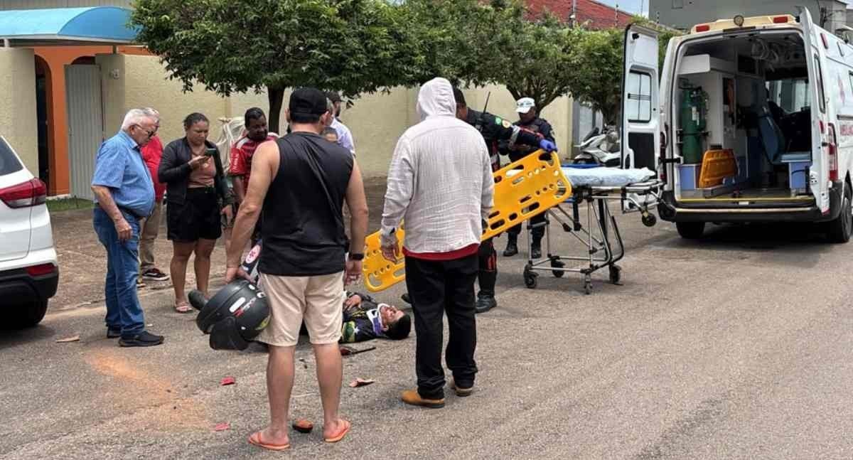 Motociclista sofre fraturas após atingir porta de Hyundai Creta