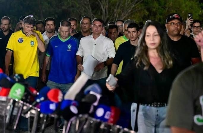Flávio Bolsonaro não reconhece vitória de Lula e anuncia que pedirá anulação das eleições