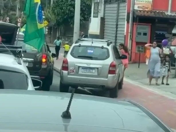 Carro com adesivo de Lula atropela duas crianças durante manifestação – VEJA O VÍDEO