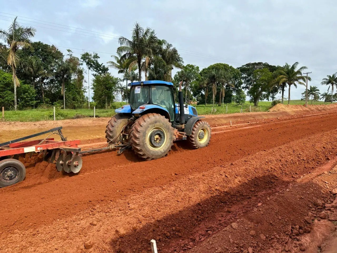 Serviços de terraplanagem são executados pelo governo de RO na RO-494, em Primavera de Rondônia