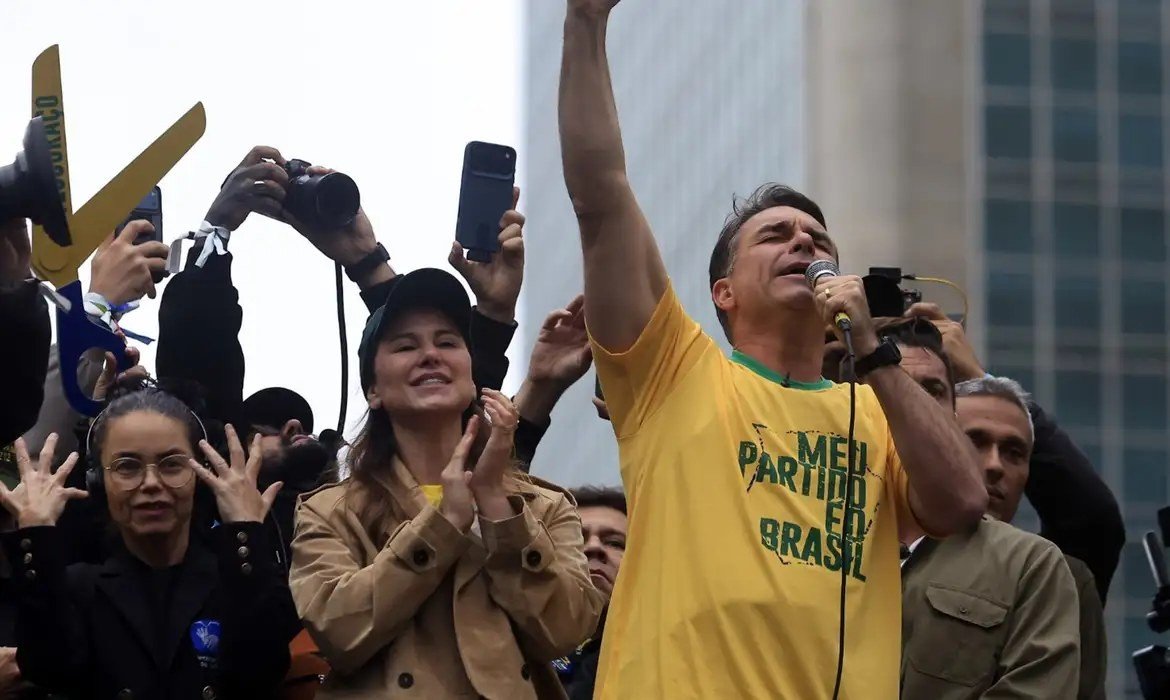 Flávio Bolsonaro chegou aos Estados Unidos após deixar o Brasil, afirma aliado de Trump