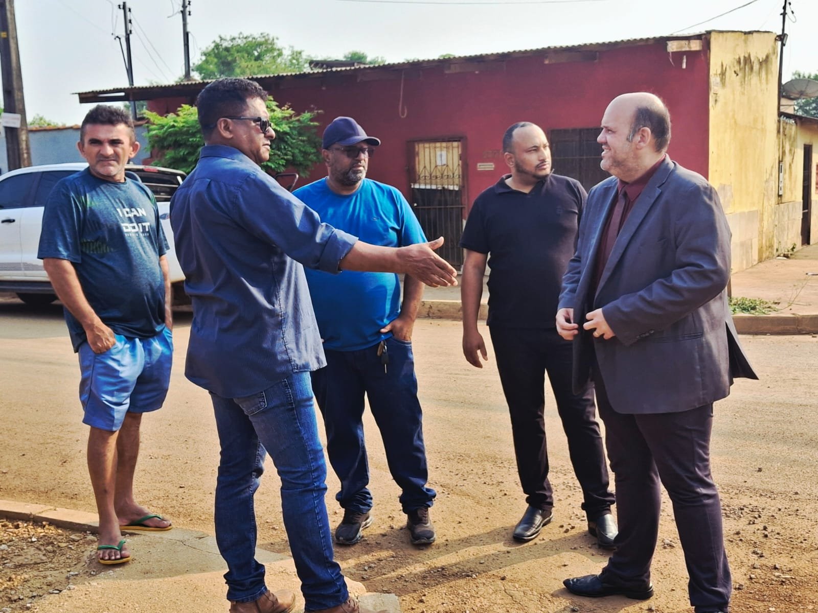 Dr. Júnior Queiroz vai a campo acompanhar demanda por drenagem e tapa-buracos no bairro Castanheira