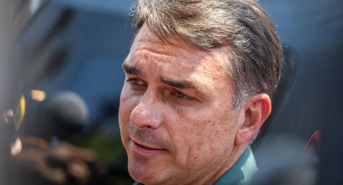 Flávio Bolsonaro utilizou passaporte italiano para deixar a Argentina em jatinho após atravessar fronteira pelo Paraná