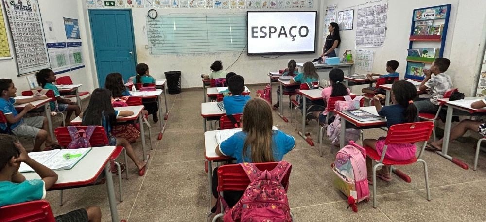 Lousas digitais ampliam recursos de aprendizagem nas escolas de Corumbiara com investimento de Ezequiel Neiva