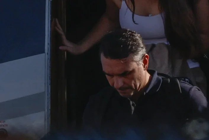 Flávio Bolsonaro chega a Miami com a família