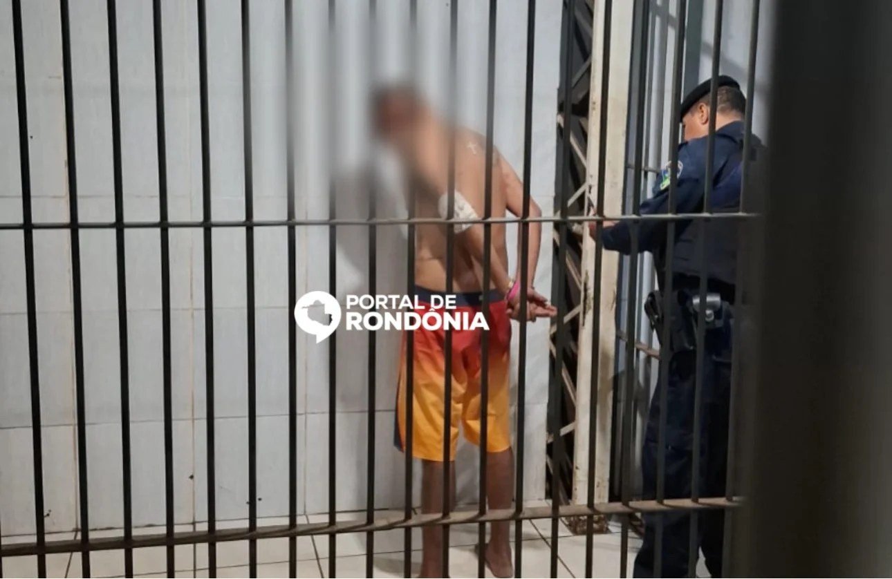 Pai encontra conversas entre homem e filha adolescente, agride suspeito e chama a PM