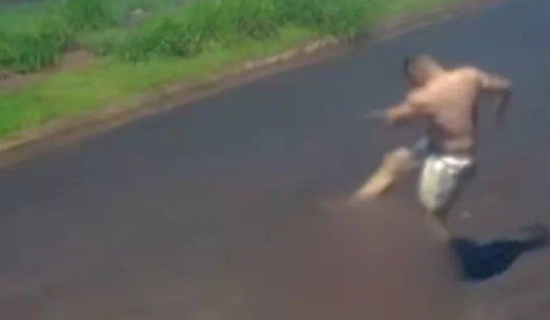 Homem espanca mulher com chutes e a arrasta pelo asfalto – VEJA O VÍDEO
