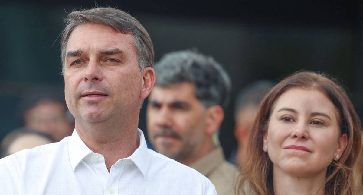 Voo com Flávio Bolsonaro e família segue rumo a Miami após escala no Equador, aponta rastreamento