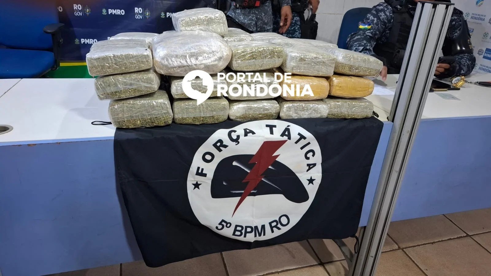 Dois homens são presos com mais de 30 kg de drogas em carro de aplicativo na BR-364